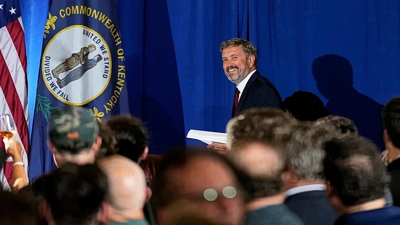 Massie tenta 2028 candidatura após derrota para Ed Gallrein, escolha de Trump