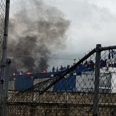 Presos venezuelanos ocupam o telhado da prisão e ateiam fogo a colchões