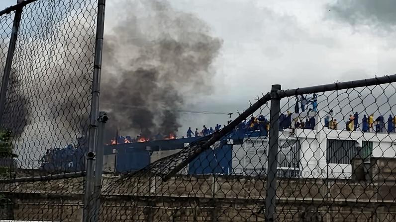 Presos venezuelanos ocupam o telhado da prisão e ateiam fogo a colchões