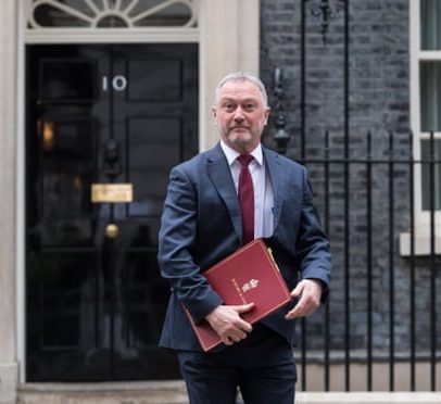 Ministro alerta Labour sobre doomscrolling ao acompanhar líderes como os Tories