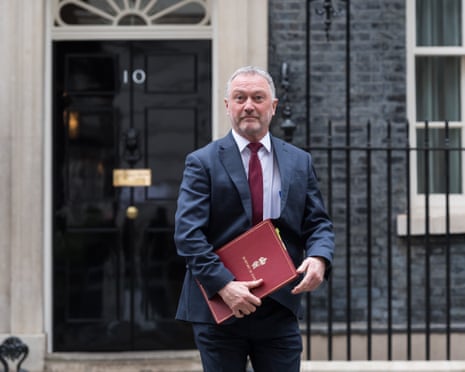 Ministro alerta Labour sobre doomscrolling ao acompanhar líderes como os Tories