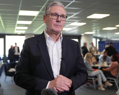 Starmer enfrenta 24 horas críticas, Streeting avança para liderança
