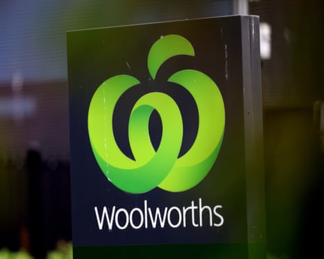Caso arquivado após funcionária da Woolworths alegar ofensa por exibição de nádegas
