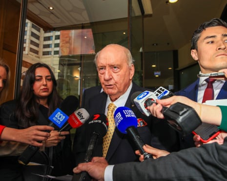 Alan Jones contesta mandados inválidos e conduta policial na apuração de abuso
