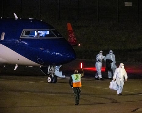 Australianos de cruzeiro com hantavírus deixam a Holanda em EPI completo