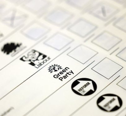 Eleitores na Inglaterra escolhem nomes perto do topo da cédula, dados indicam