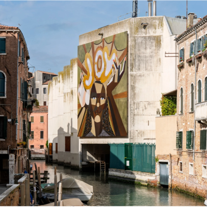 Mural de Koyo Kouoh, curadora da Bienal de Veneza, é exibido em Veneza