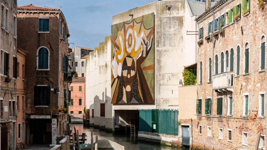 Mural de Koyo Kouoh, curadora da Bienal de Veneza, é exibido em Veneza