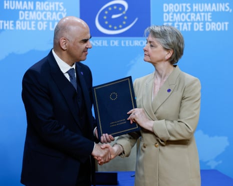 Reino Unido adere a acordo europeu para enviar requerentes de asilo a hubs
