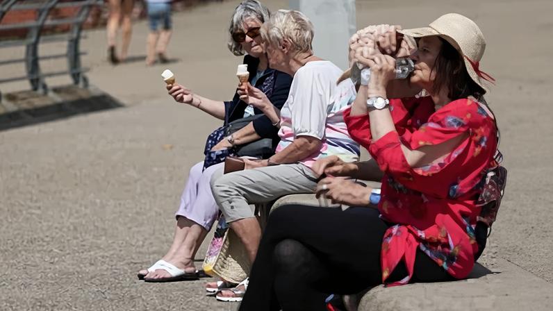 Calor extremo afeta britânicos e sobrecarrega hospitais, aponta estudo