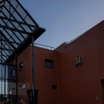 Homem de Stafford que pediu matar migrantes admite culpa por terrorismo