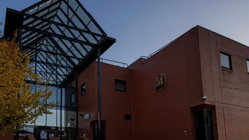 Homem de Stafford que pediu matar migrantes admite culpa por terrorismo