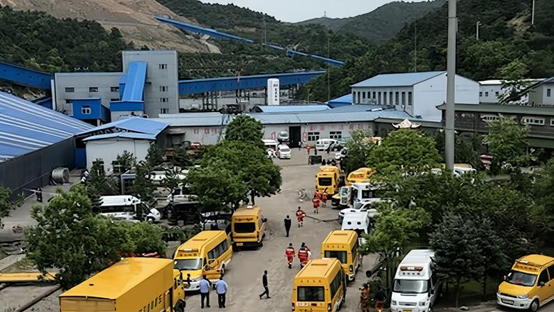 Los equipos de rescate trabajan en el lugar tras una explosión de gas en la mina de carbón de Liushenyu, en el condado de Qinyuan, provincia de Shanxi (China), el 23 de mayo.