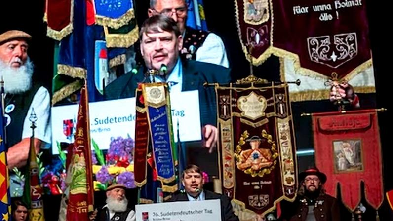 Bernd Posselt, presidente de la asociación de los alemanes de los Sudetes, este domingo en Brno.