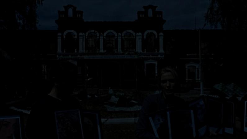 Yana Lantratova, comisionada rusa de Derechos Humanos, habla a los periodistas llevados en un viaje organizado por el kremlin a Starobelsk, en la región ucrania de Lugansk, bajo ocupación rusa, mientras sostiene fotos de lo que Rusia afirman son víctimas de un ataque de Kiev, el 24 de mayo.