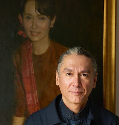 Kim Aris, hijo de la Premio Nobel de la Paz de 1991, Aung San Suu Kyi, posa, en una foto cedida, delante de un retrato de su madre.