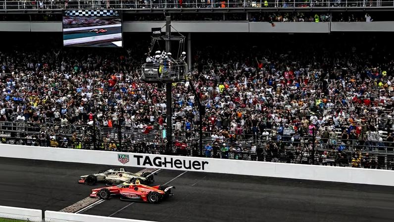 Felix Ronsenqvist cruza a linha de chegada à frente de David Malukas nas 500 Milhas de Indianápolis — Foto: Brandon Badraoui/Lumen via Getty Images