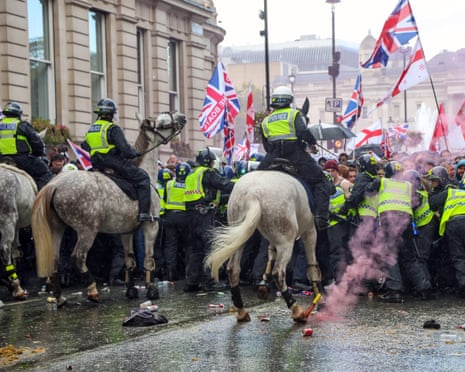 Extrema-direita banida no Reino Unido antes de ato de Tommy Robinson