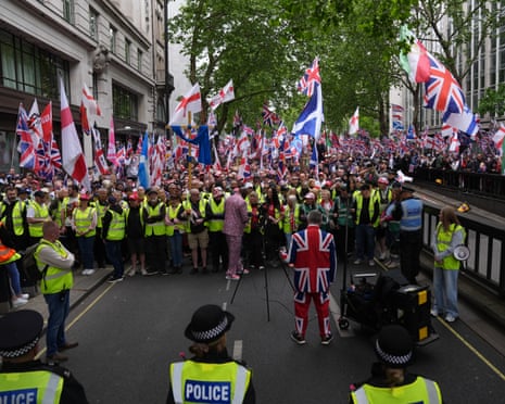 Tommy Robinson convoca para batalha da Grã-Bretanha no comício de Londres