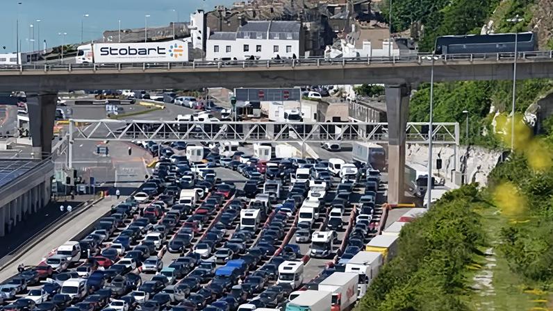 Checagens de fronteira fora da UE suspensas em Dover; atrasos de viajantes por calor