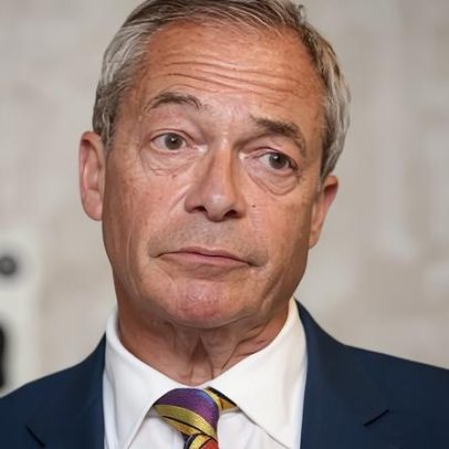 Líder do Labour diz a Farage para denunciar hack de telefone à polícia