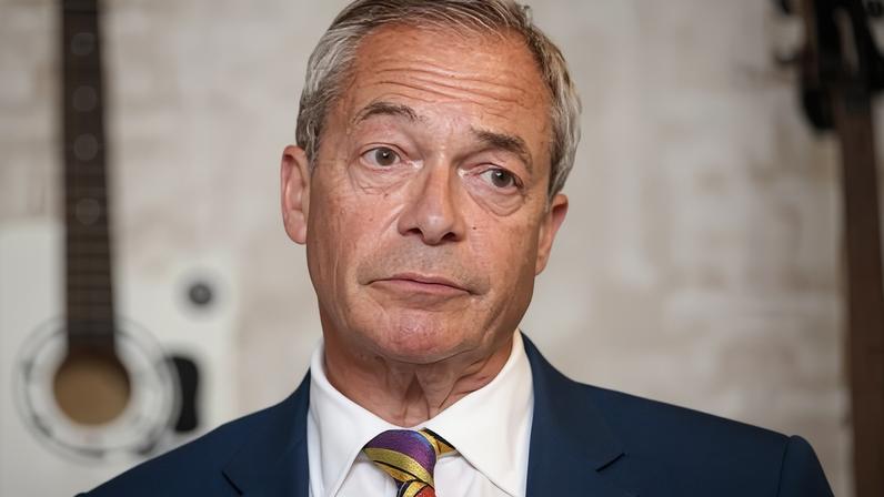 Líder do Labour diz a Farage para denunciar hack de telefone à polícia