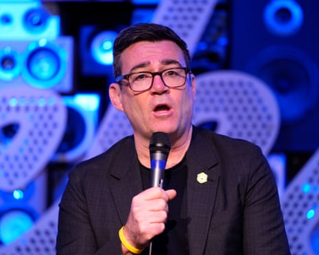 Andy Burnham provoca reação do Labour ao aparecer ao lado dos Greens