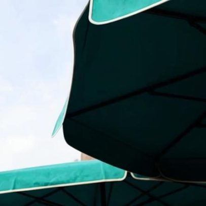 Mulher morre após guarda-chuva voado pelo vento atingir pescoço em restaurante