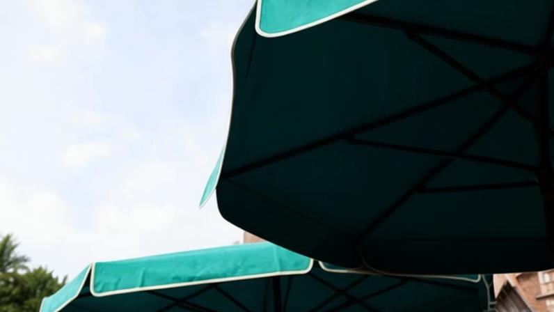 Mulher morre após guarda-chuva voado pelo vento atingir pescoço em restaurante