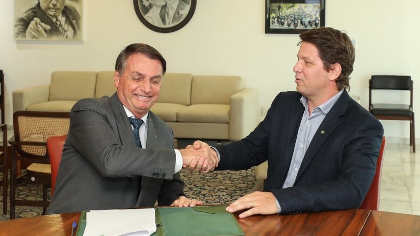 O presidente Jair Bolsonaro e o ex-secretário especial de Cultura, Mário Frias. Foto: Isac Nóbrega/PR