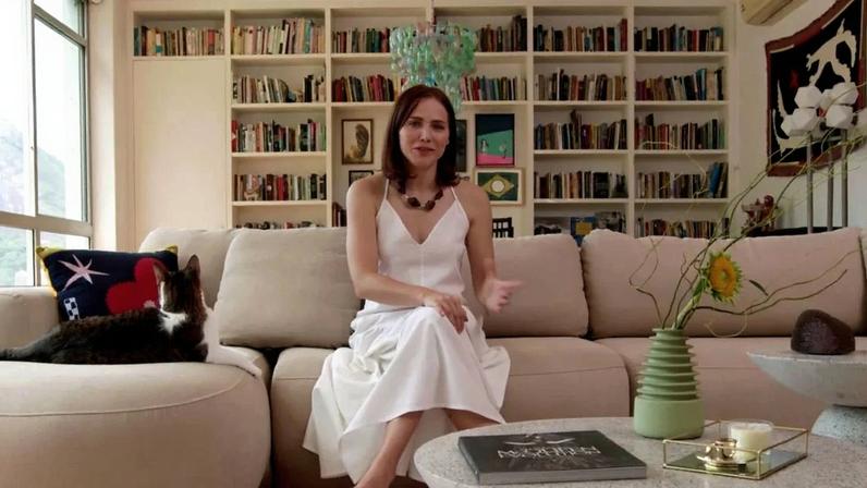 Letícia Colin mora em apartamento inteligente no Jardim Botânico com cômodos interligados e obras de arte luxuosas. Veja fotos!