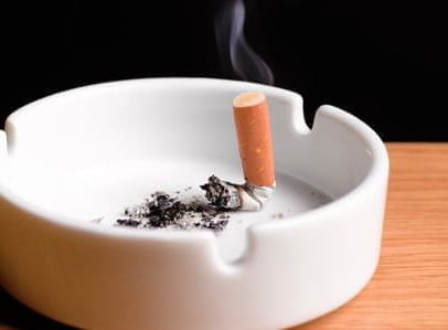 PM alerta que tabaco ilegal pode eliminar comércio legal na Austrália até 2030