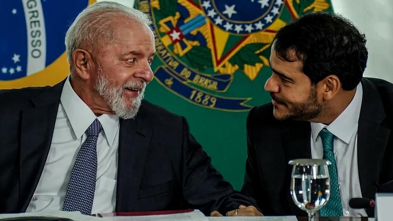 Brasília, 04/06/2024 - O presidente Luiz Inácio Lula da Silva, (e) conversa com ministro, Jorge Messias (d), sancionam o projeto de Lei nº 1803/2023, que altera o código de processo civil para estabelecer que a eleição de foro deve guardar pertinência com o domicílio das partes ou com o local da obrigação e que o ajuizamento de ação em juízo aleatório constitui prática abusiva. Foto: Rafa Neddermeyer/ Agência Brasil