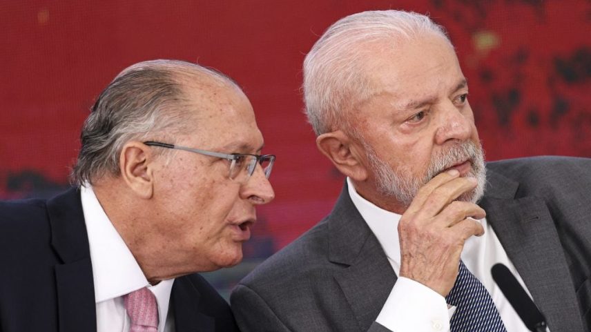 O vice-presidente Geraldo Alckmin e o presidente Luiz Inácio Lula da Silva participam de cerimônia de assinatura do novo acordo de repactuação da reparação dos danos da tragédia de Mariana (MG). Foto: Marcelo Camargo/Agência Brasil