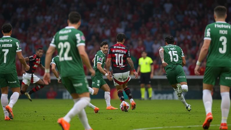 Jogadores do Flamengo e Palmeiras durante partida do Campeonato Brasileiro