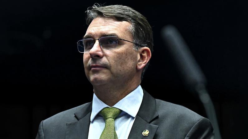 Senador Flávio Bolsonaro (PL-RJ) e o deputado federal Domingos Sávio se reunirão para decidir o nome que deve disputar o governo de Minas Gerais — Foto: Plenário do Senado Federal