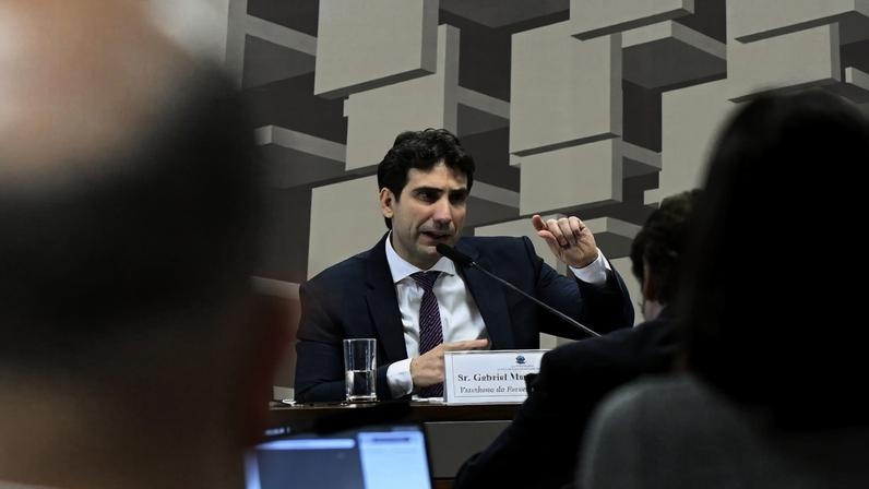 Renan Calheiros e Galípolo discutem durante sessão no Senado