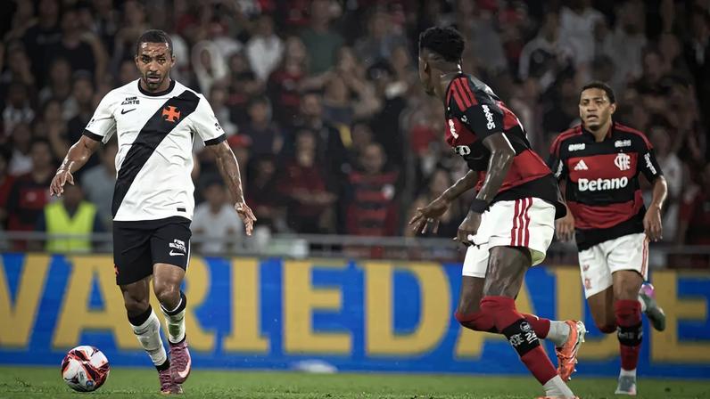 Paulo Henrique na partida entre Vasco e Flamengo pelo Carioca (Foto: Matheus Lima / Vasco)