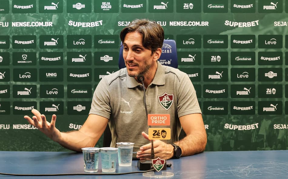 Zubeldía em entrevista coletiva pelo Fluminense (Foto: Lucas Merçon/ Fluminense FC)