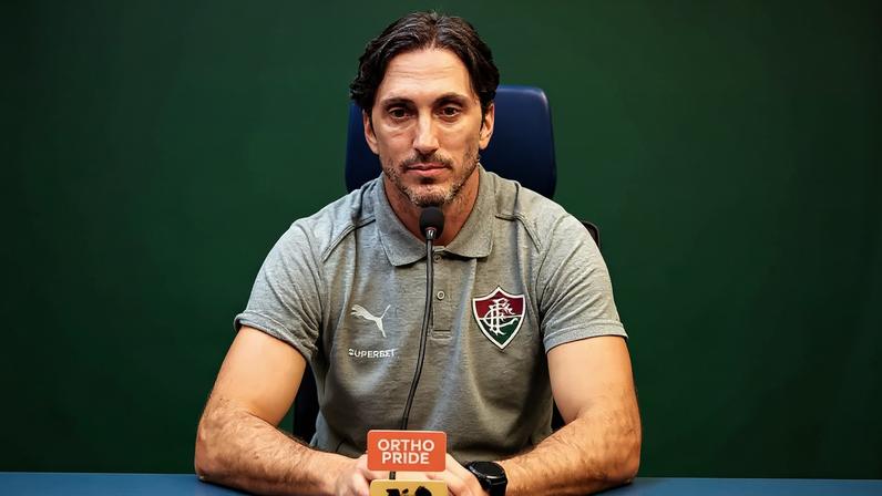 Zubeldía em entrevista coletiva (Foto: Marcelo Gonçalves/ Fluminense FC)