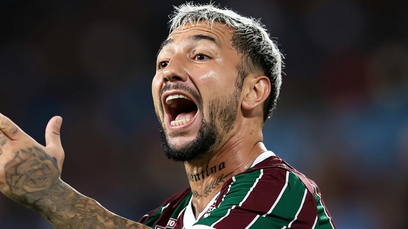 Acosta explica motivo de começar no banco do Fluminense: estava sentindo muito