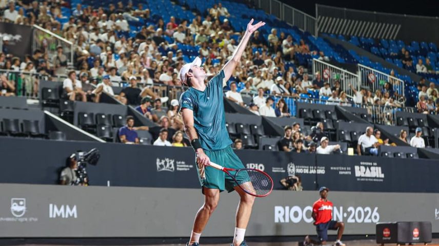 Gustavo Heide comemora ponto na vitória sobre o canadense Gabriel Diallo, em Vancouver (Foto: CBT)