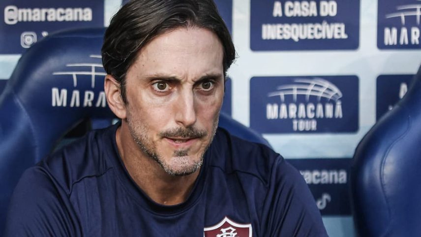 Zubeldía no banco de reservas do Fluminense (Foto: Lucas Merçon/ Fluminense FC)