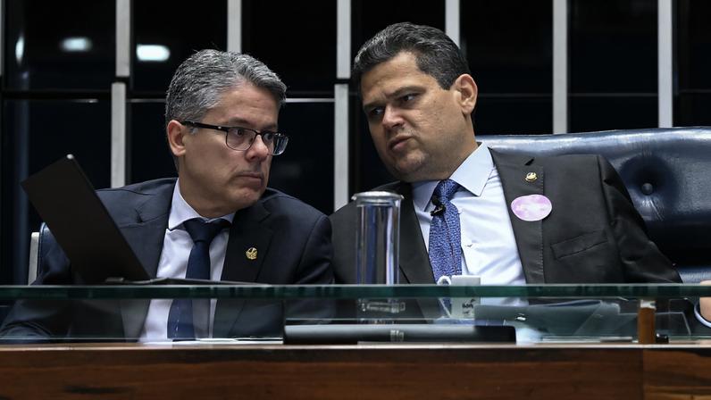 Senador Alessandro Vieira e o presidente da Casa Davi Alcolumbre. (Foto: Carlos Moura/Agência Senado)
