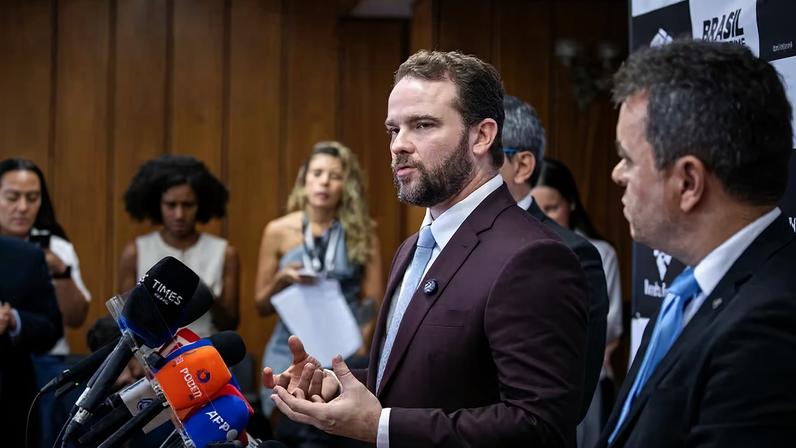 Durigan afirma ser o primeiro a topar imposto sobre ultrarricos no G7 em Paris
