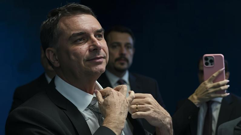 Flávio Bolsonaro teria negócio milionário com Vorcaro para filme sobre Bolsonaro