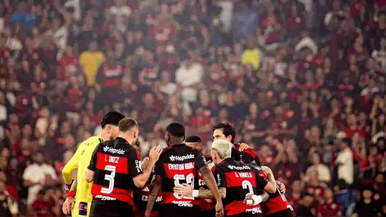 Torcida do Flamengo realiza mosaico em provocação ao título em cima do Palmeiras. (Foto: Adriano Fontes/Flamengo)