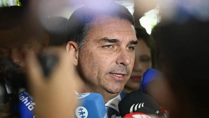 PT solicita quebra de sigilos bancário e telefônico de Flávio Bolsonaro