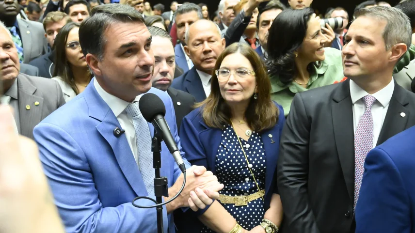 O senador Flávio Bolsonaro (PL-RJ) ao lado de apoiadores da direita. (Foto: Andressa Anholete / Agência Senado)