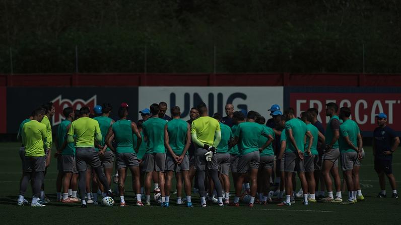 Jogadores do Fluminense reunidos no CT Carlos Casilho (Foto: Lucas Merçon/ Fluminense FC)